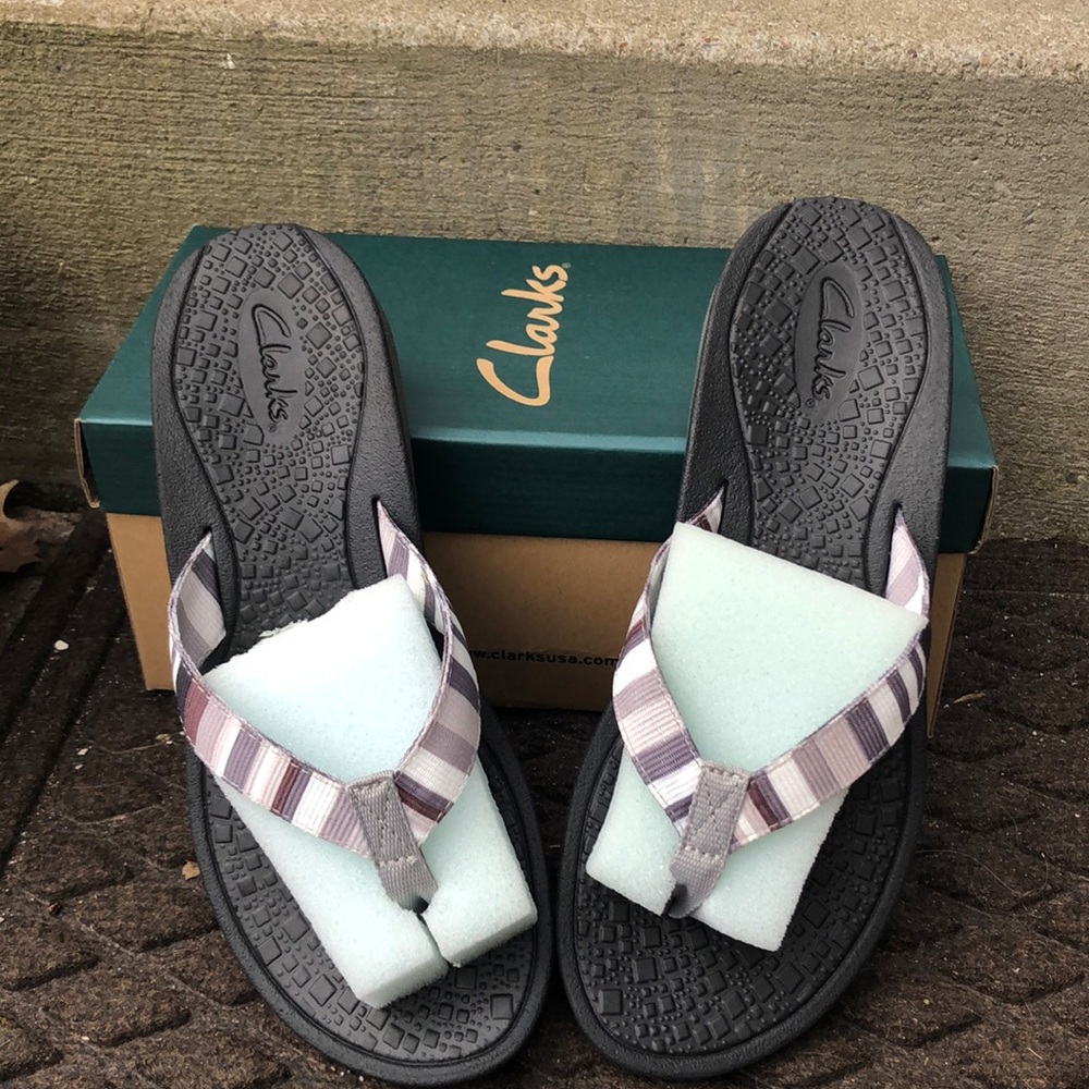 Clark’s multi-stripe flip flop sandal Size 10m NWT